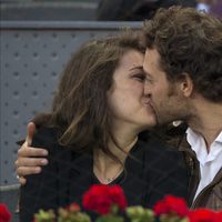 Peter Vives besando a su novia en la final femenina del Open de Madrid 2017