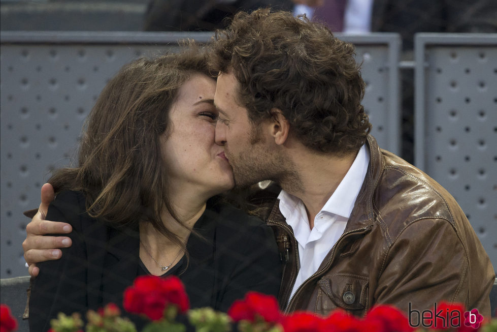 Peter Vives besando a su novia en la final femenina del Open de Madrid 2017