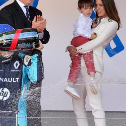 Carlota Casiraghi con su hijo Raphael y su tío Alberto de Mónaco en una competición