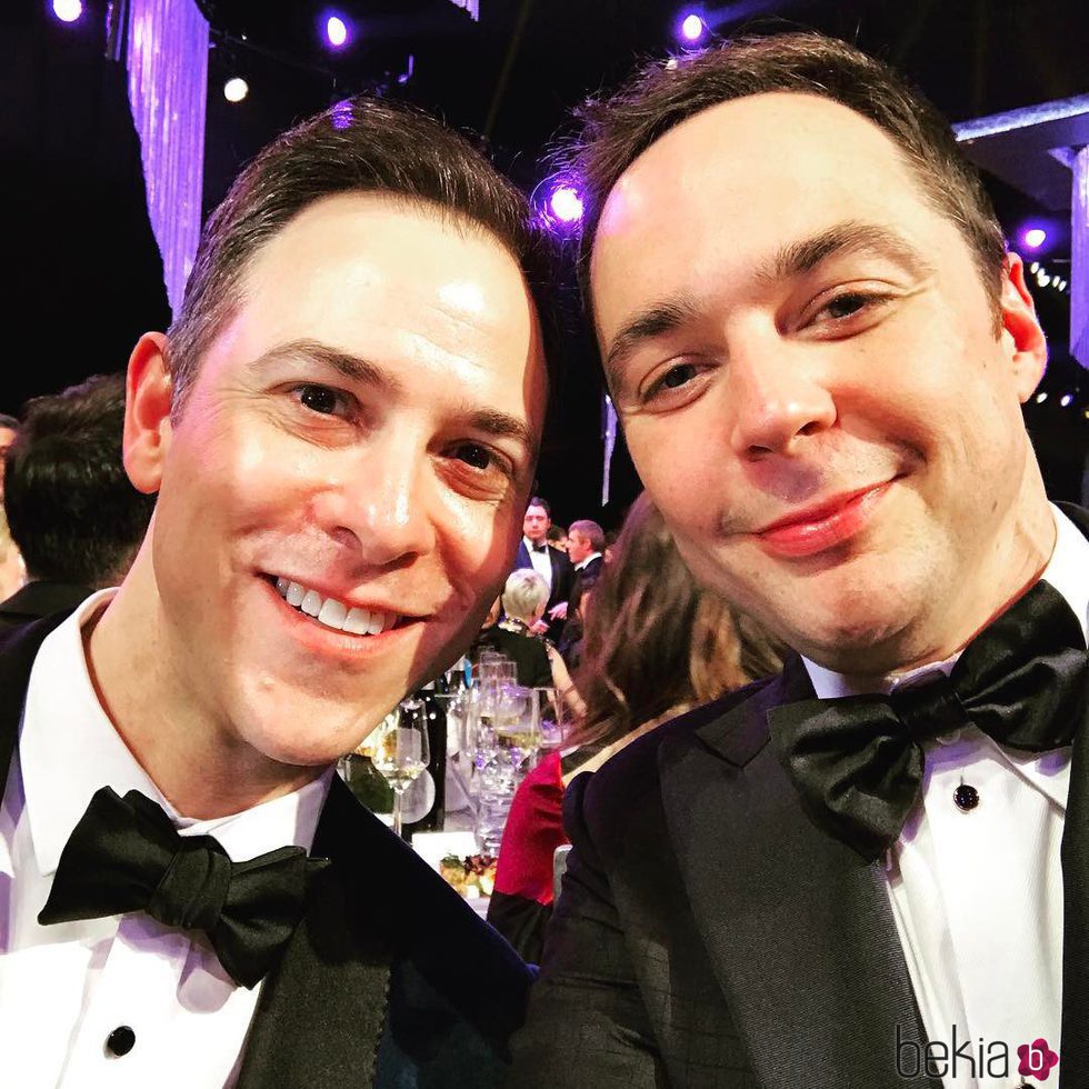 Jim Parsons con su novio Todd Spiewak en los SAG Awards 2017