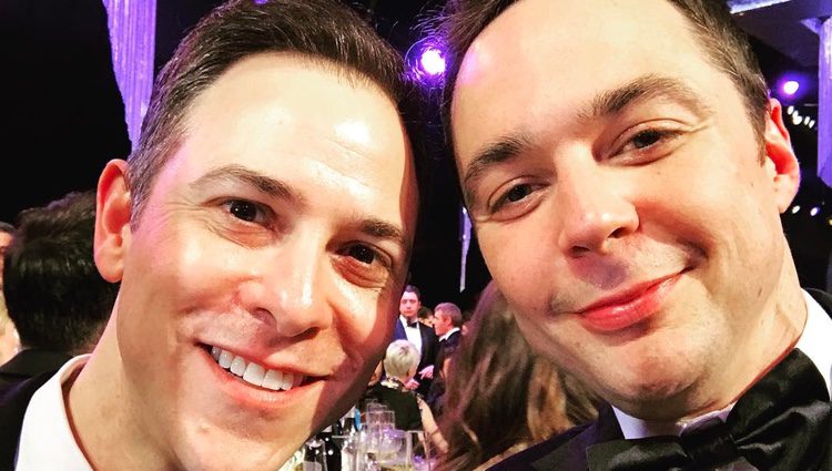 Jim Parsons con su novio Todd Spiewak en los SAG Awards 2017