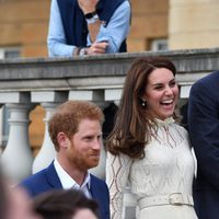 Kate Middleton con el Príncipe Guillermo y el Príncipe Harry en una fiesta