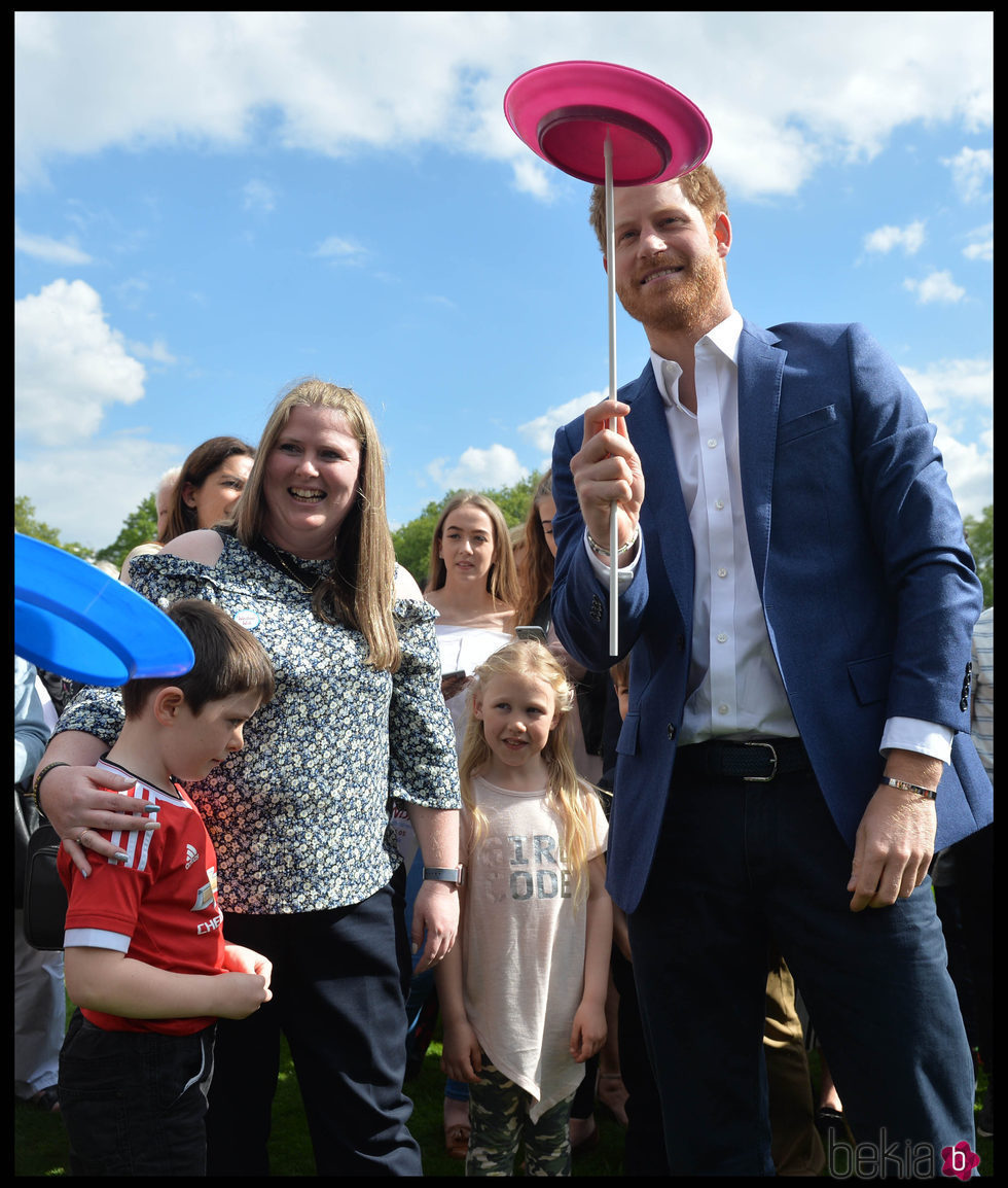 El Príncipe Harry jugando con uno de los invitados a su fiesta homenaje a niños refugiados