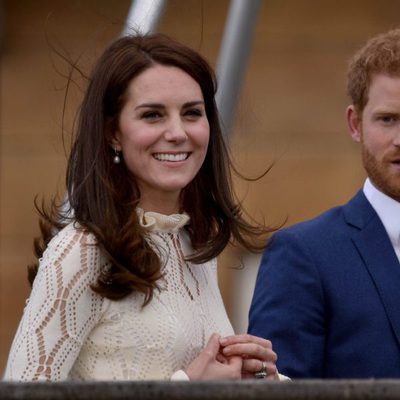 Los Duques de Cambridge y el Príncipe Harry en una fiesta en honor a niños refugiados