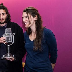 Salvador Sobral con su hermana Luisa a su vuelta a Portugal tras ganar Eurovisión 2017