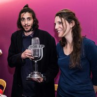 Salvador Sobral con su hermana Luisa a su vuelta a Portugal tras ganar Eurovisión 2017