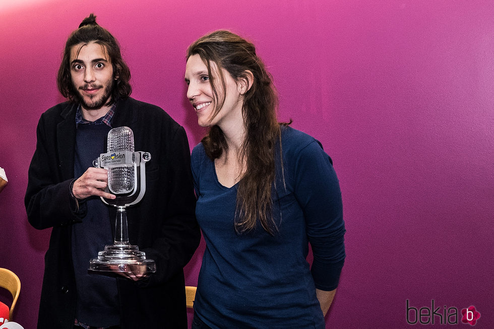 Salvador Sobral con su hermana Luisa a su vuelta a Portugal tras ganar Eurovisión 2017