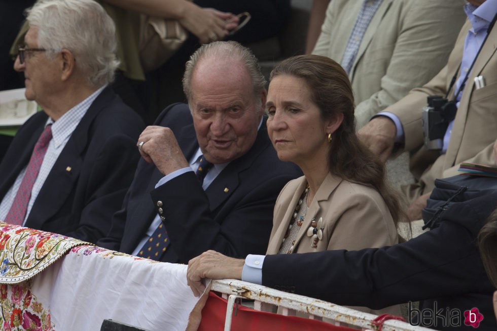 El Rey Juan Carlos habla con la Infanta Elena en la corrida de toros del día de San Isidro 2017