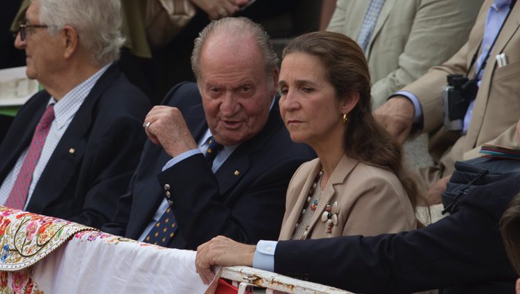 El Rey Juan Carlos habla con la Infanta Elena en la corrida de toros del día de San Isidro 2017