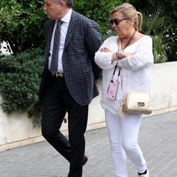 Carmen Borrego y José Carlos Bernal llegando al hospital tras el ingreso de María Teresa Campos