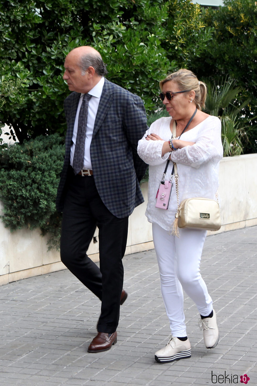 Carmen Borrego y José Carlos Bernal llegando al hospital tras el ingreso de María Teresa Campos