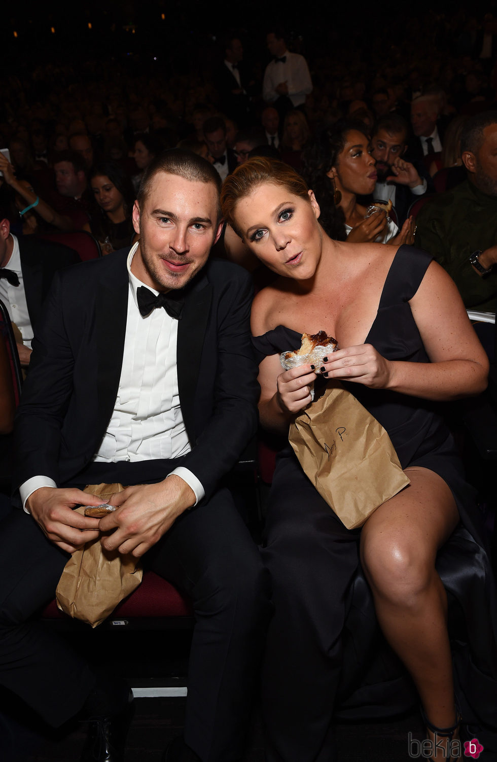 Amy Schumer y Ben Hanisch en los premios Emmy 2016