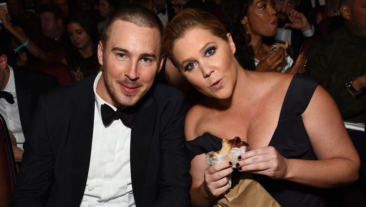 Amy Schumer y Ben Hanisch en los premios Emmy 2016