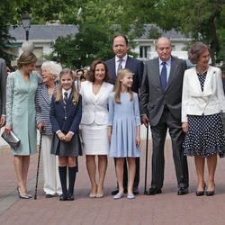 La Infanta Sofía con sus padres, su hermana, sus abuelos, su bisabuela y su padrino en su Comunión