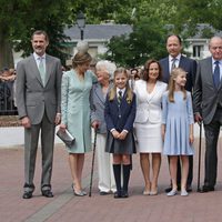 La Infanta Sofía con sus padres, su hermana, sus abuelos, su bisabuela y su padrino en su Comunión