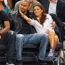 Tony Parker y Eva Longoria viendo un partido en el Madison Square Garden