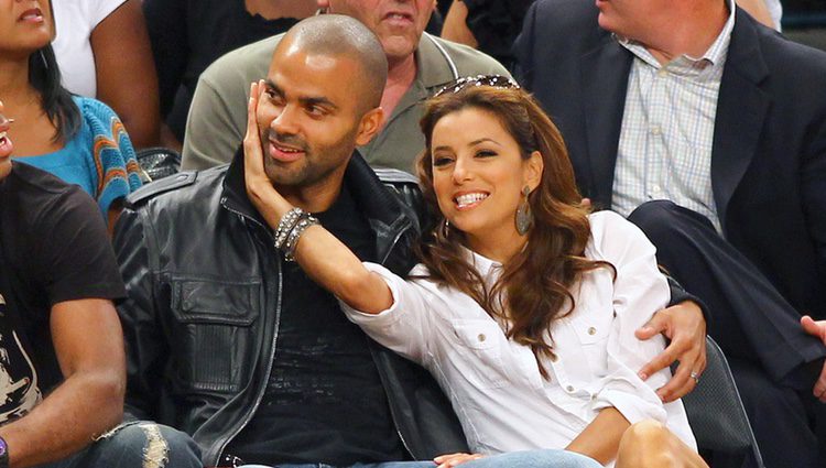 Tony Parker y Eva Longoria viendo un partido en el Madison Square Garden