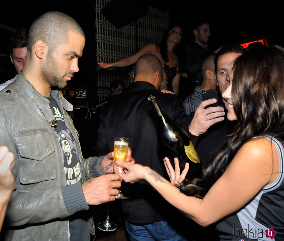 Tony Parker de fiesta en un club de Las Vegas