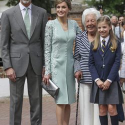 La Infanta Sofía con sus padres y su bisabuela Menchu Álvarez del Valle el día de su Comunión