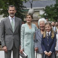 La Infanta Sofía con sus padres y su bisabuela Menchu Álvarez del Valle el día de su Comunión