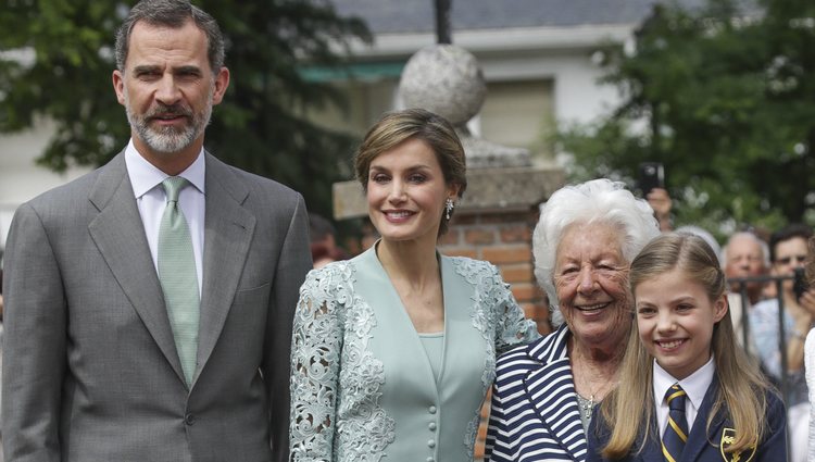 La Infanta Sofía con sus padres y su bisabuela Menchu Álvarez del Valle el día de su Comunión