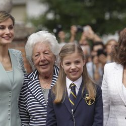 La Infanta Sofía con la Reina Letizia, su abuela Paloma Rocasolano y su bisabuela Menchu Álvarez del Valle el día de su Comunión