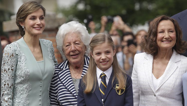 La Infanta Sofía con la Reina Letizia, su abuela Paloma Rocasolano y su bisabuela Menchu Álvarez del Valle el día de su Comunión