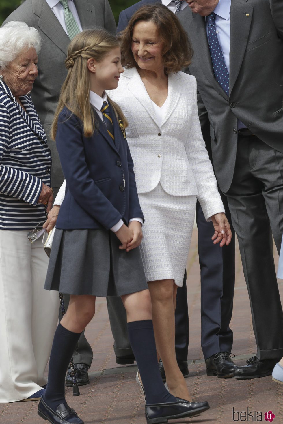 La Infanta Sofía con su abuela Paloma Rocasolano el día de su Primera Comunión