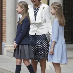 La Infanta Sofía con su hermana la Princesa Leonor y su abuela la Reina Sofía el día de su Comunión