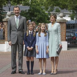 La Infanta Sofía el día de su Comunión con los Reyes Felipe y Letizia y la Princesa Leonor