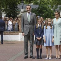 La Infanta Sofía el día de su Comunión con los Reyes Felipe y Letizia y la Princesa Leonor