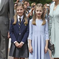 La Infanta Sofía el día de su Comunión junto a su hermana la Princesa Leonor