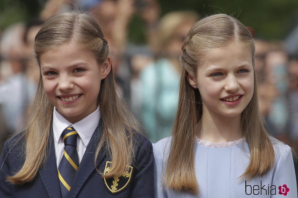 La Infanta Sofía con la Princesa Leonor en su Comunión