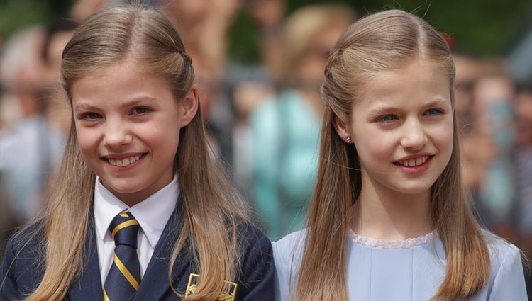 La Infanta Sofía con la Princesa Leonor en su Comunión