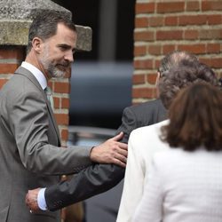 El Rey Felipe, cariñoso con el Rey Juan Carlos en la Comunión de la Infanta Sofía