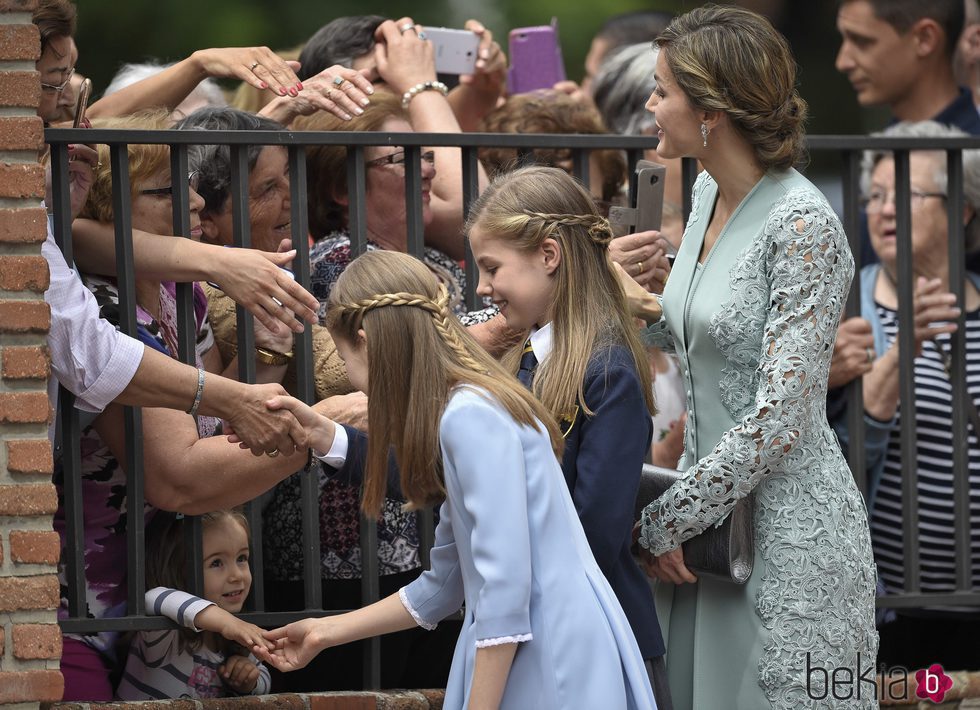 La Reina Letizia, la Princesa Leonor y la Infanta Sofía saludan a unas ciudadanas en la Comunión de la Infanta Sofía