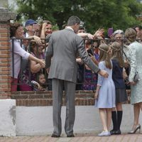 Los Reyes Felipe y Letizia y sus hijas saludan a unas señoras en la Comunión de la Infanta Sofía