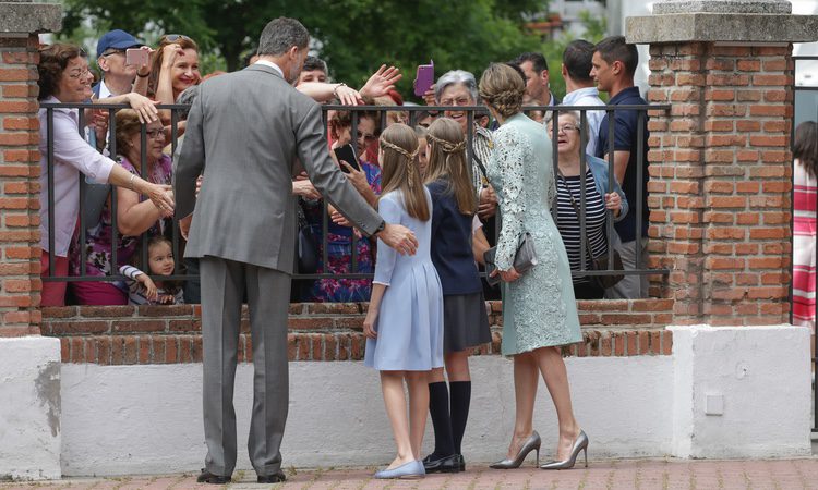 Los Reyes Felipe y Letizia y sus hijas saludan a unas señoras en la Comunión de la Infanta Sofía