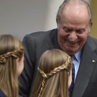 El Rey Juan Carlos ríe divertido con la Princesa Leonor y la Infanta Sofía en la Comunión de la Infanta Sofía