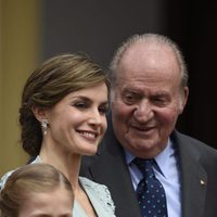 El Rey Juan Carlos y la Reina Letizia, muy sonrientes en la Comunión de la Infanta Sofía