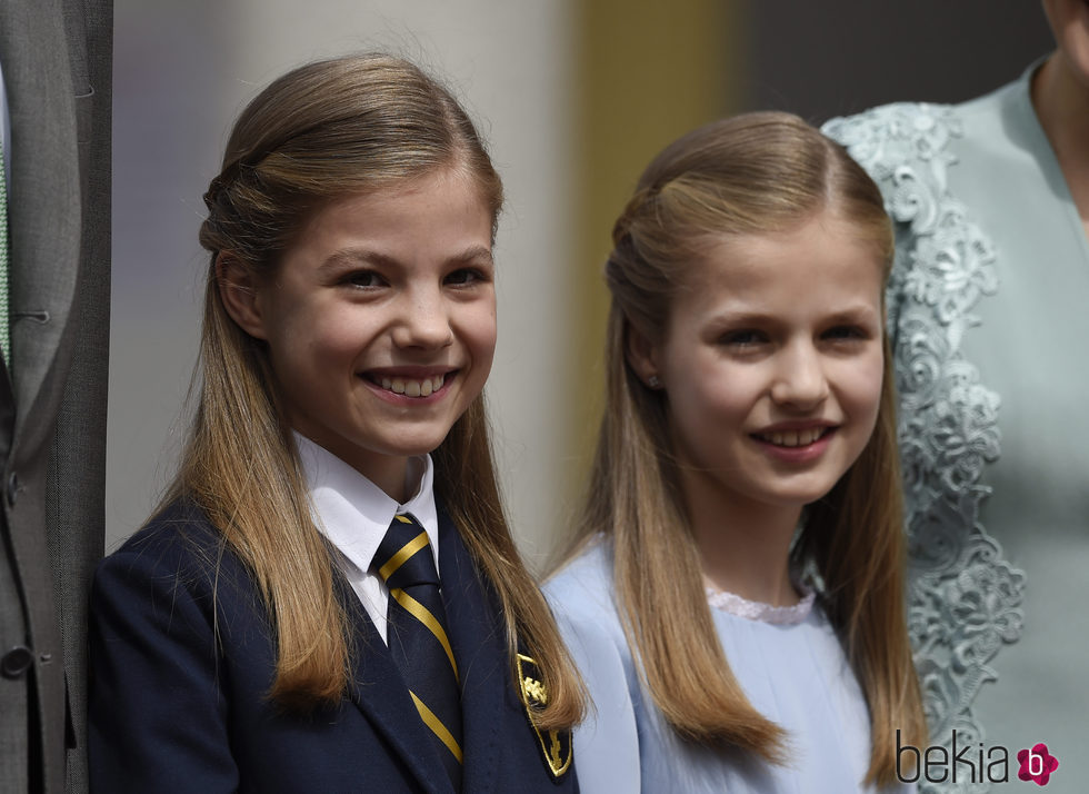 La Infanta Sofía, muy sonriente en su Comunión junto a la Princesa Leonor