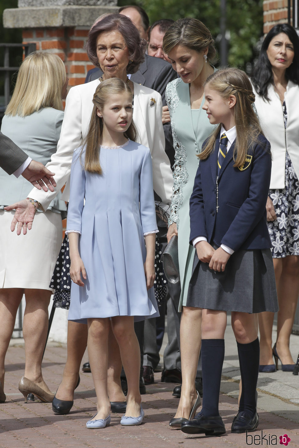 La Infanta Sofía con la Princesa Leonor, la Reina Letizia, la Reina Sofía y Ana Togores en su Comunión