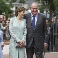 La Reina Letizia y el Rey Juan Carlos, muy cómplices en la Comunión de la Infanta Sofía