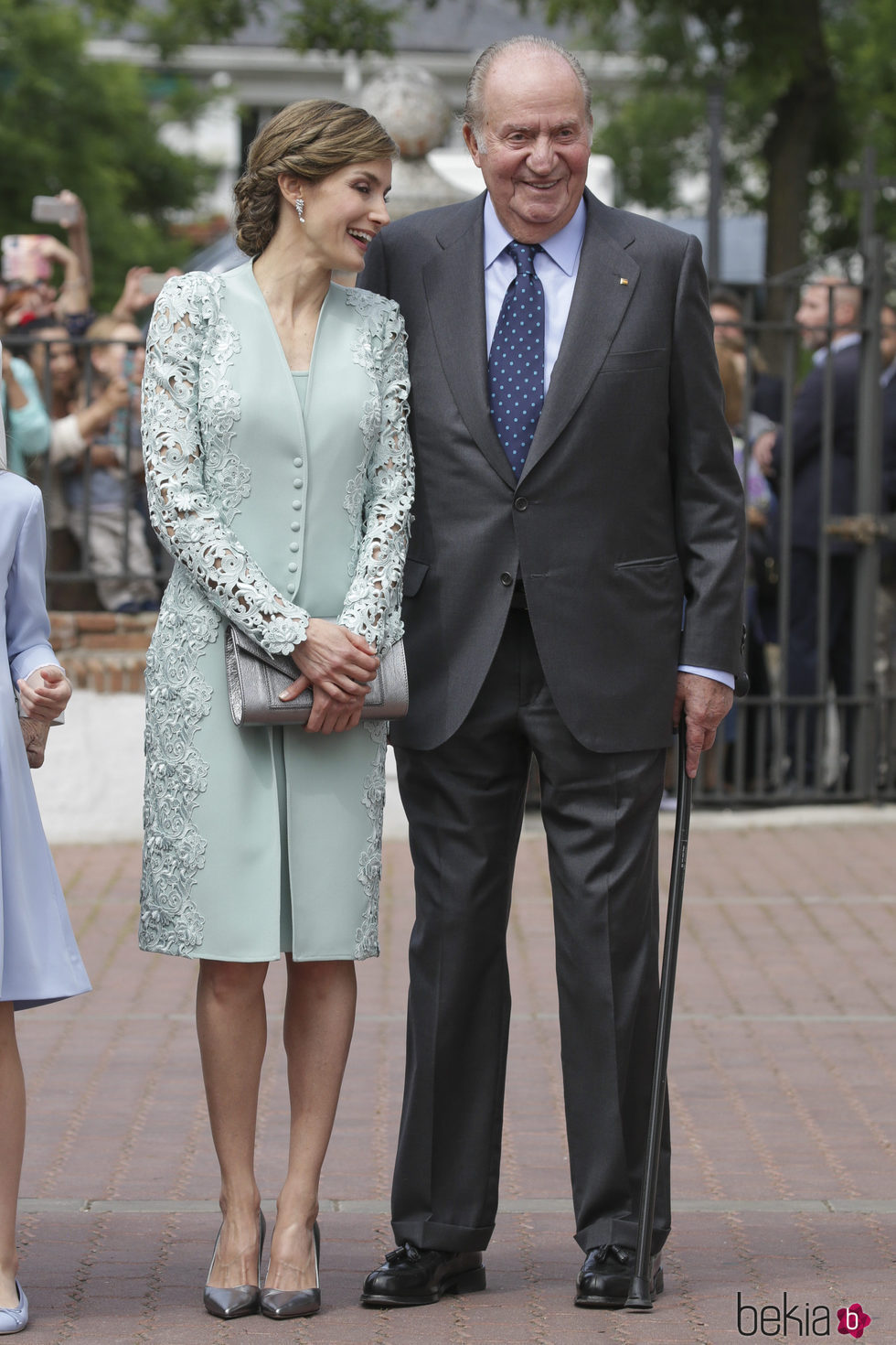 La Reina Letizia y el Rey Juan Carlos, muy cómplices en la Comunión de la Infanta Sofía