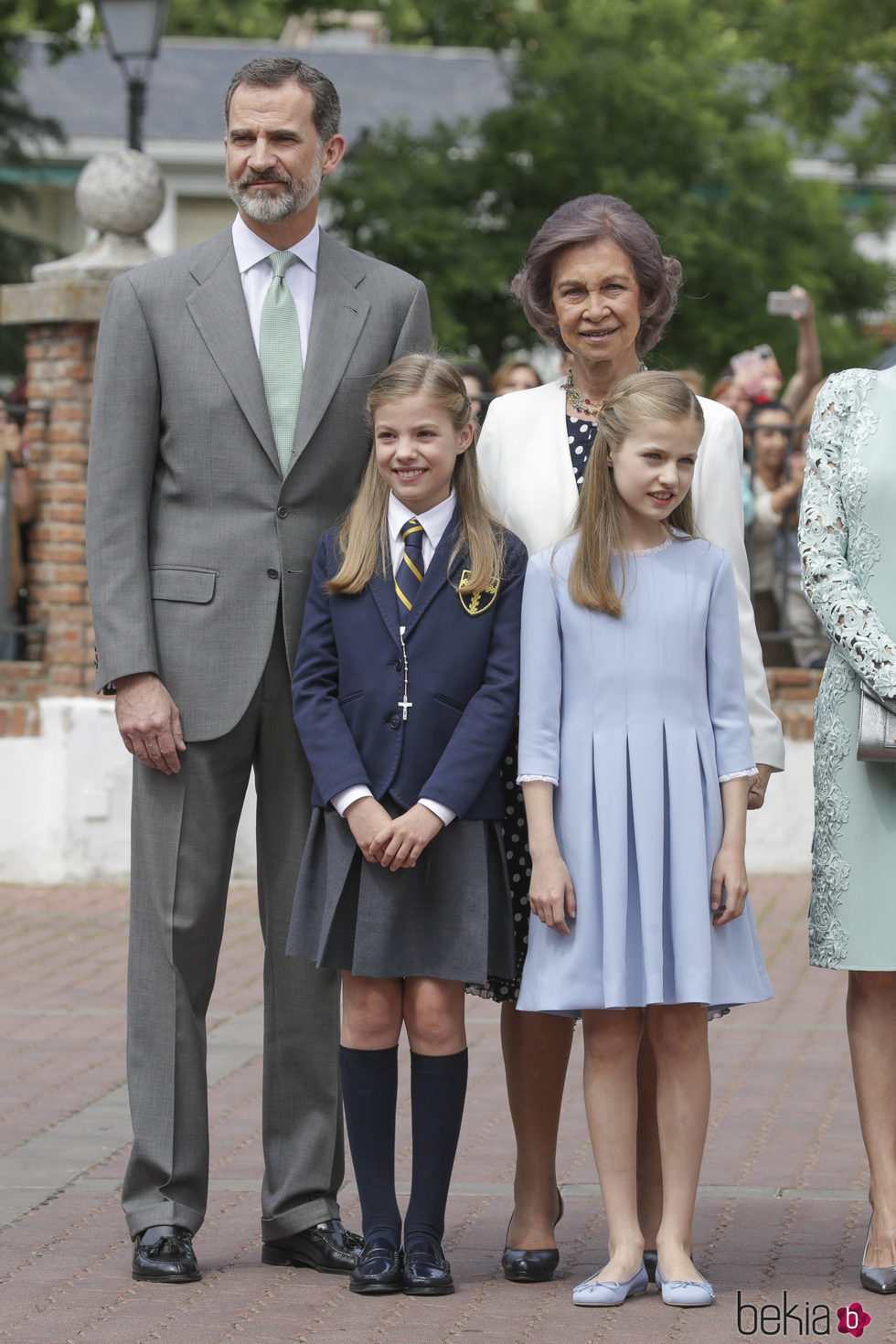 La Infanta Sofía con el Rey Felipe, la Princesa Leonor y la Reina Sofía en su Comunión