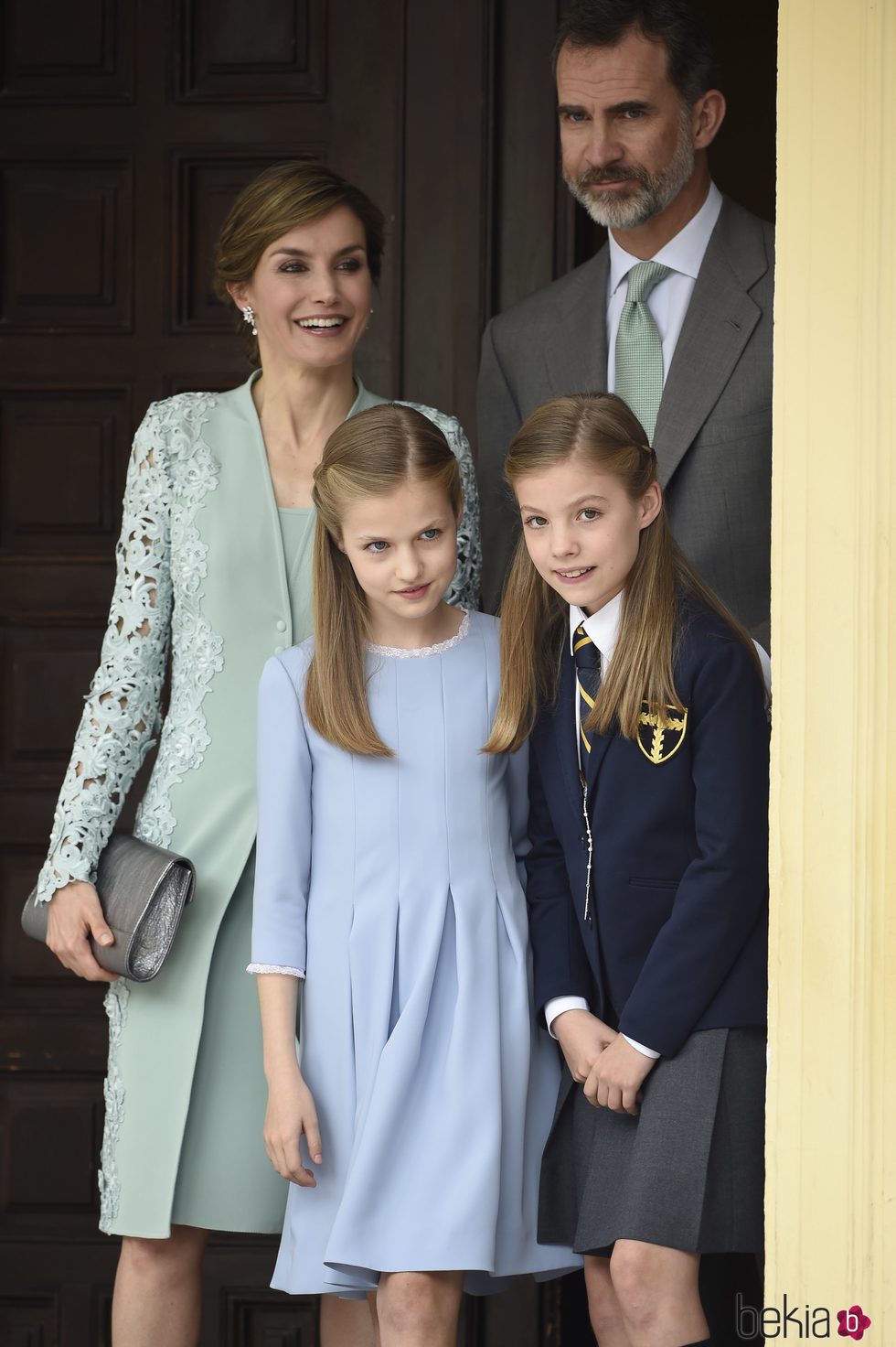 La Infanta Sofía a la salida de su Comunión junto a los Reyes Felipe y Letizia y la Princesa Leonor