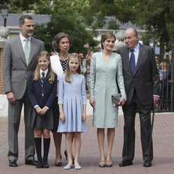 La Infanta Sofía con los Reyes Felipe y Letizia, la Princesa Leonor y los Reyes Juan Carlos y Sofía en su Comunión