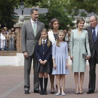 La Infanta Sofía con los Reyes Felipe y Letizia, la Princesa Leonor y los Reyes Juan Carlos y Sofía en su Comunión