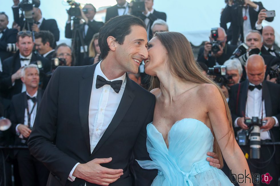 Adrien Brody y Lara Lieto en la gala inaugural del Festival de Cannes 2017