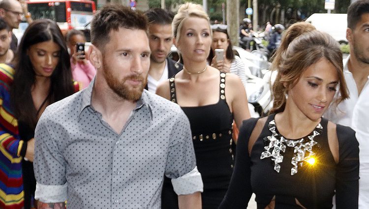 Leo Messi y Antonella Roccuzzo en la inauguración de su tienda